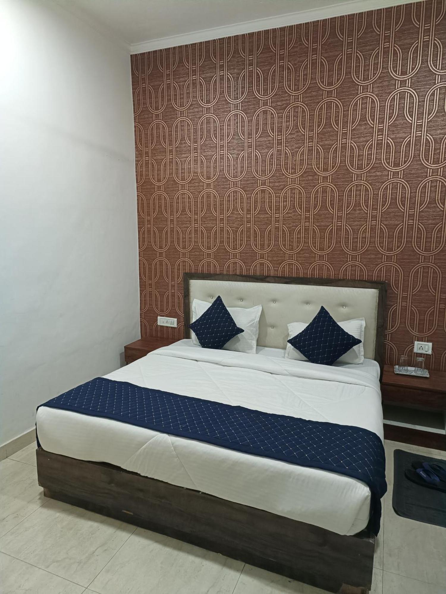 Hotel O Sweet Palace Нью-Дели Экстерьер фото